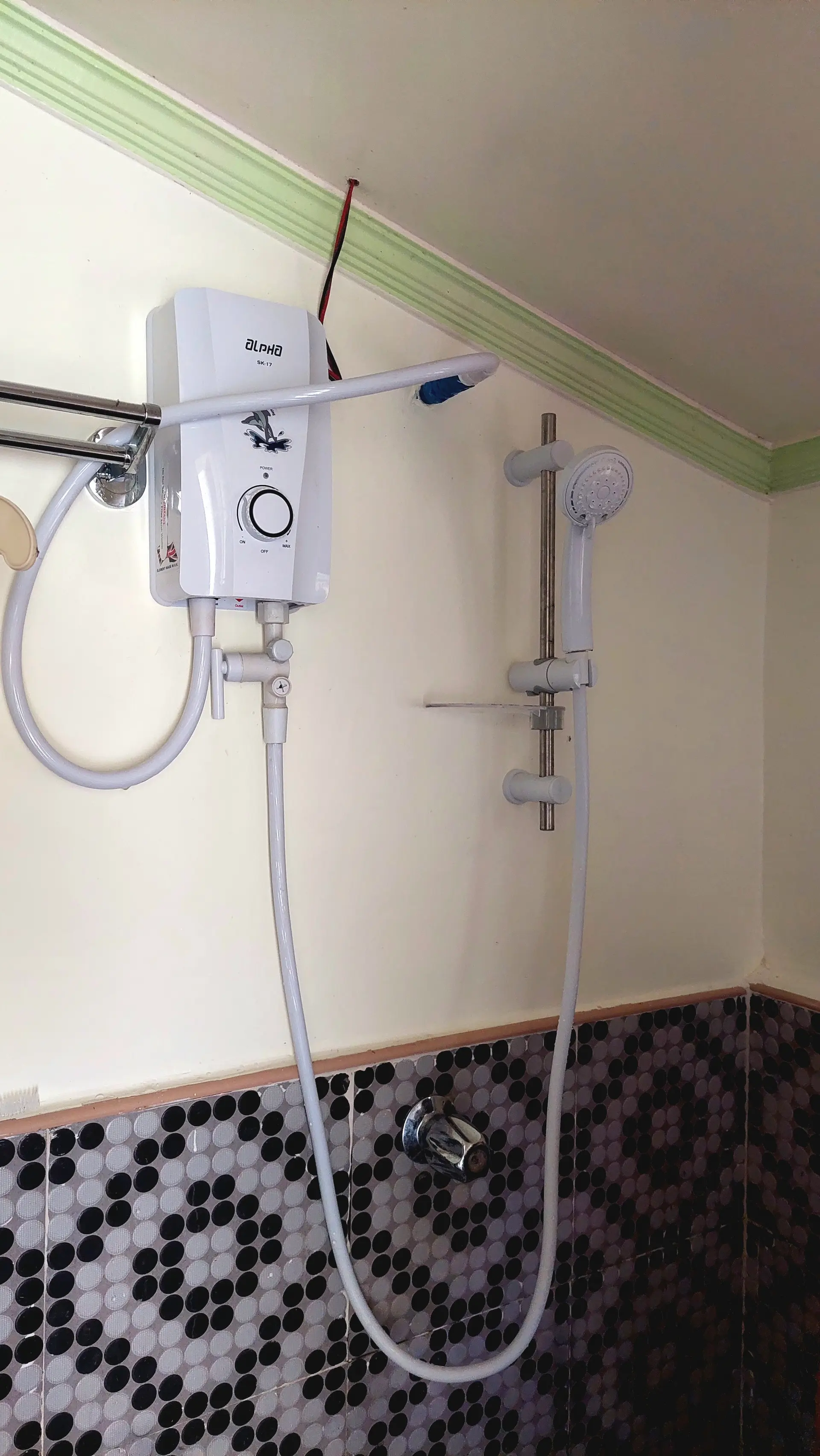 Snug Family Room private bathroom with hot and cold shower and bidet